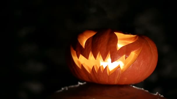 Calabaza ardiendo en Halloween. Con bucle — Vídeos de Stock