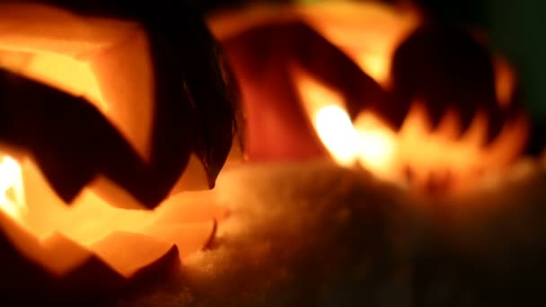 Abóboras de Halloween na noite nevada de inverno com um fantasma sobrevoador. Cortados — Vídeo de Stock