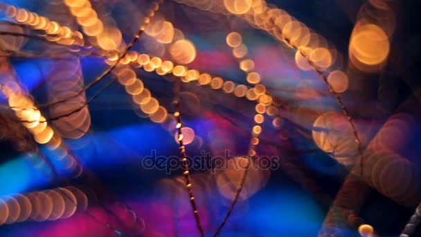 Decoração de Natal e Ano Novo. Abstrato desfocado Bokeh fundo de férias. A ligar o Garland. Árvore de Natal luzes cintilando . — Vídeo de Stock