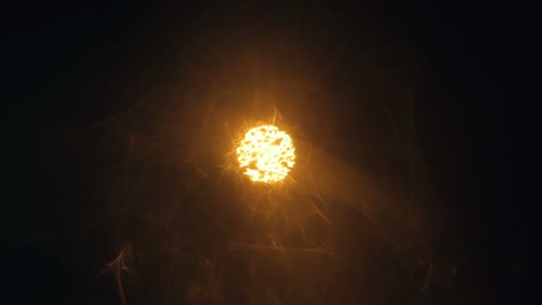 El sol brilla con rayos con manchas solares — Vídeo de stock