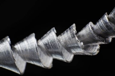 Fabrika kesicisiyle endüstriyel metalcilik kesme işlemi