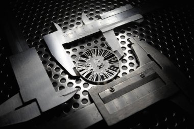 Bitcoin metal arka plan üzerinde kumpas ile ölçülür. Uluslararası sanal cryptocurrency kavramı