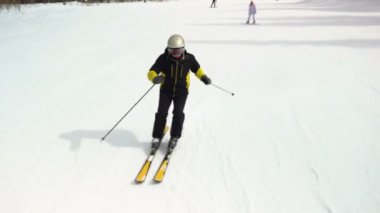 Güneşli kış gününde profesyonel kayakçı