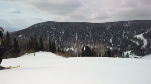 Esquiador profesional esquiando en el soleado día de invierno — Vídeo de stock