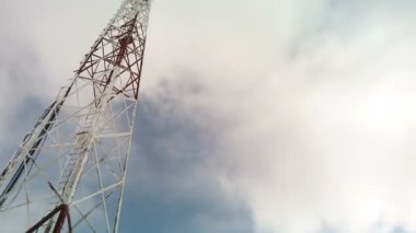 Telekomünikasyon kuleleri arasında kuzey ormanlarında kış ayazında radyo mikrodalgası ve televizyon anten sistemi yer alıyor.