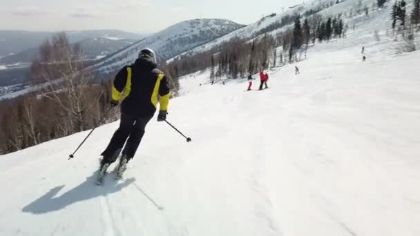 Jonge volwassen recreatieve skiër geniet van idyllisch perfect weer in de koude winter — Stockvideo