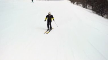 Güneşli kış gününde profesyonel kayakçı