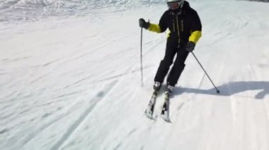 Güneşli kış gününde profesyonel kayakçı