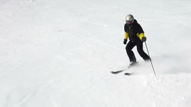 Jovem esquiador recreativo adulto goza de tempo perfeito idílico no inverno frio — Vídeo de Stock