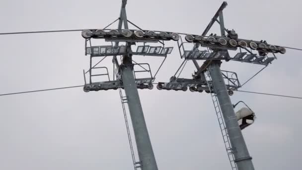 Estación de telesilla móvil en la cima de la montaña en un día nublado de invierno — Vídeos de Stock