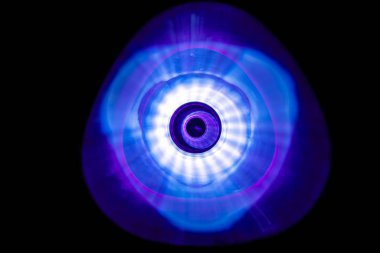 Mor renkte, karanlıkta ses dalgaları