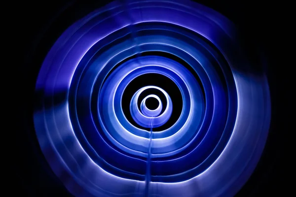 Ηχητικά κύματα στο σκοτάδι σε βιολετί χρώμα — Φωτογραφία Αρχείου