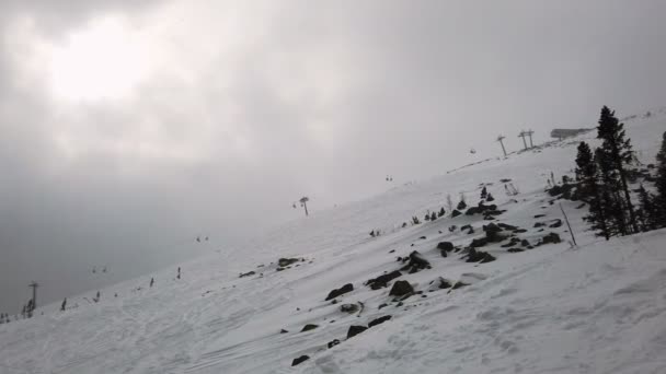 Лижний підйомник проходить над білими схилами в Альпах — стокове відео