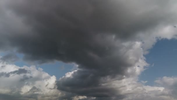 時間の経過雲、ロールパフィー雲、白いライトネス雲の時間の経過を移動している — ストック動画