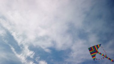 Mavi gökyüzünde uçan gökkuşağı uçurtması