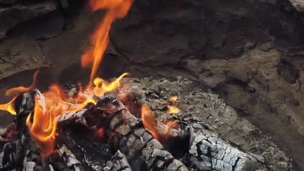 Utmärkt tillfredsställande närbild skott på trä brinner långsamt med orange eld låga i mysiga tegel öppen spis atmosfär — Stockvideo
