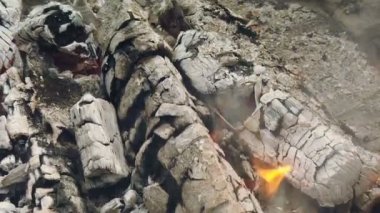 Tahtaya yakın çekim yapmak mükemmel. Sıcak tuğla döşemeli şömine atmosferinde turuncu alevle yavaş yavaş yanıyor.