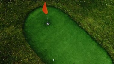 Golfçüye yakın çekim yapmak için golf sopası kullanıyor.