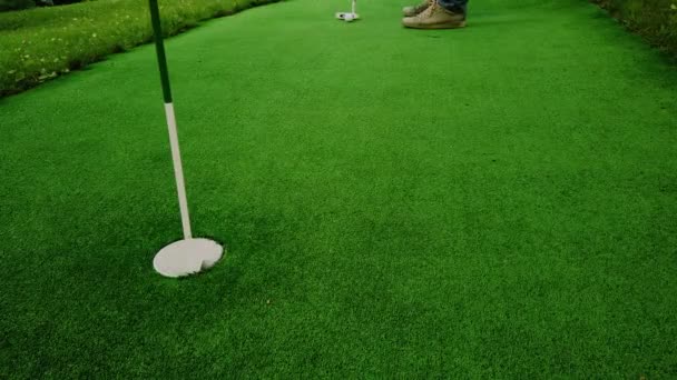 Golfspelare på green missar en nära putt — Stockvideo