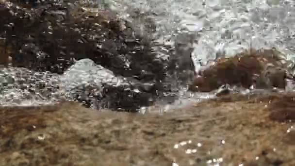 Agua del río de montaña con cámara lenta — Vídeos de Stock