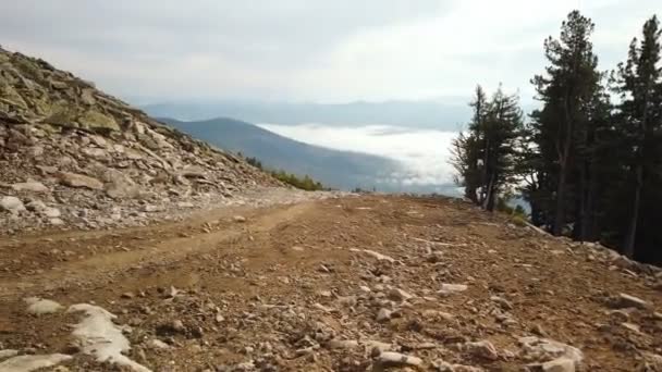 Extreem rijden door slechte weg in de bergen — Stockvideo