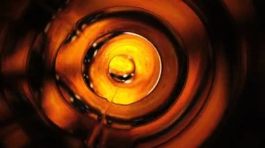 Yanardöner yağlı boyalar suyun yüzeyine boyanıyor. Uzayda ışığın enerjisi