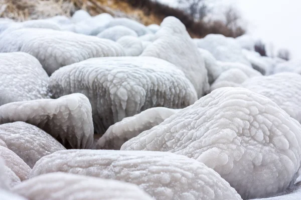 Wintermuster auf den Meeresfelsen — Stockfoto