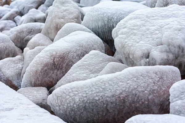 Padrão de inverno nas rochas do mar — Fotografia de Stock