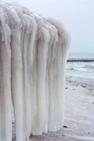 Padrão de inverno nas rochas do mar — Fotografia de Stock