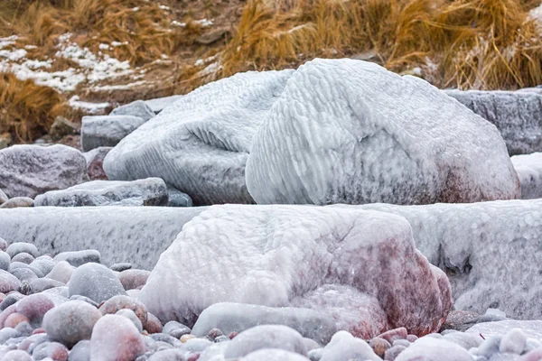 Padrão de inverno nas rochas do mar — Fotografia de Stock