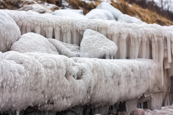 Padrão de inverno nas rochas do mar — Fotografia de Stock