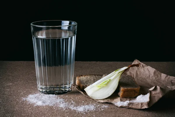 Νερό, αλάτι και κρεμμύδι. — Φωτογραφία Αρχείου
