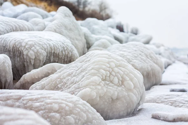 Wintermuster auf den Meeresfelsen — Stockfoto