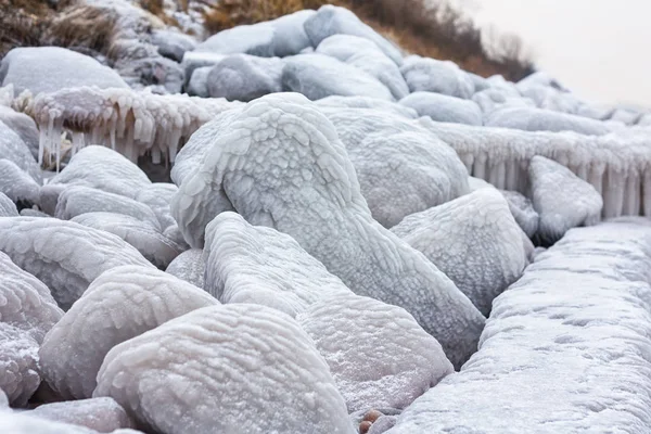 Зимний узор на морских скалах — стоковое фото