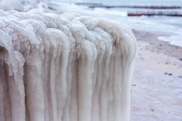 Padrão de inverno nas rochas do mar — Fotografia de Stock