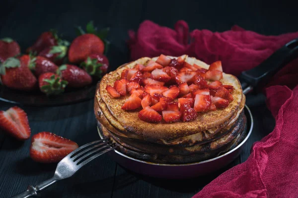 Pancakes with strawberries — Stock Photo, Image