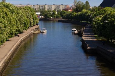 Güneşli bir şehir nehir