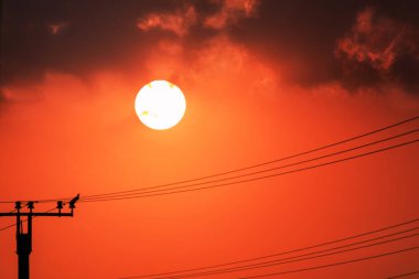 Kırmızı parlak günbatımı