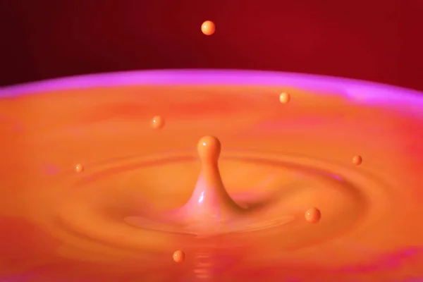 Sarı damla süt içinde