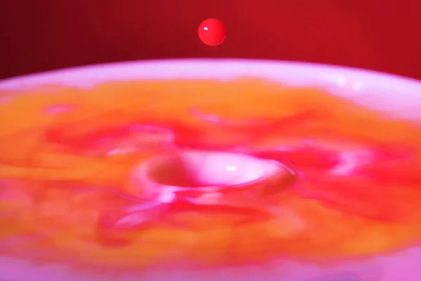 Damla süt düşüyor