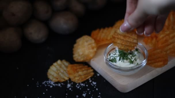 Mão Feminina Pendura Batatas Fritas Molho Alho — Vídeo de Stock