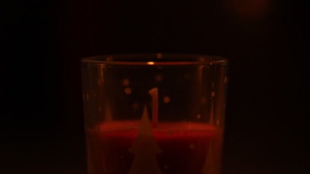 Femme main allume une bougie avec une allumette brûlante 