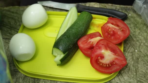 Huevo Cocido Pepino Tomate Comida Rápida Una Caminata — Vídeo de stock