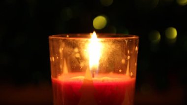 Yavaş yavaş ateş kırmızı mum yakar