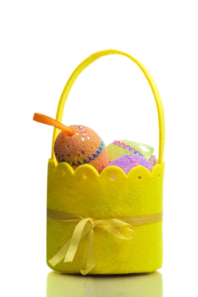 Cesta de Pascua con huevos — Foto de Stock