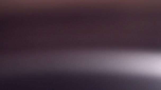 L'eau coule du robinet de cuisine 