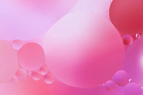 Petrol renkli bir arka plan suya düştü.