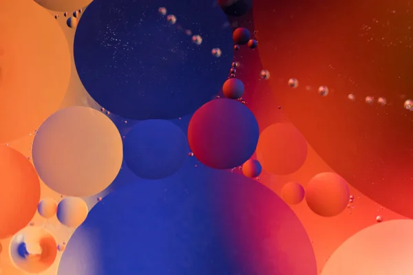 Petrol renkli bir arka plan suya düştü.