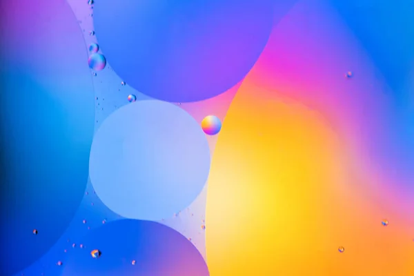 Petrol renkli bir arka plan suya düştü.