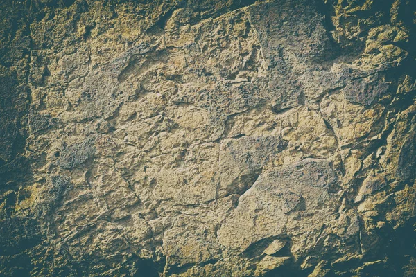 Причудливый природный фон из старого горного камня с мокрым снегом. Художественный проект для творческого дизайна. киноаниме — стоковое фото